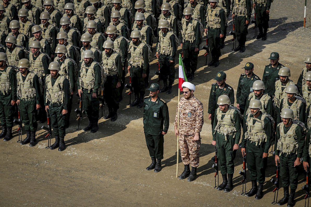 Irānas armijas karavīri ierindā.