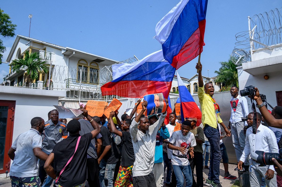Protesta akcija ar Krievijas karogiem pie Francijas vēstniecības Kongo. 2023. gada marts.