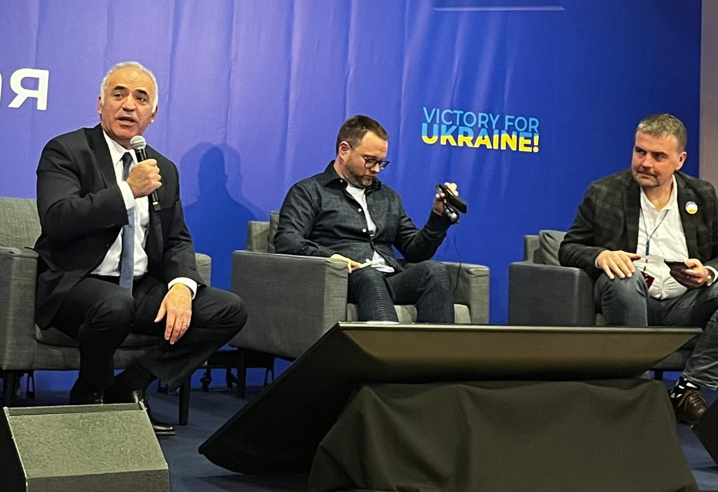 Krievijas opozīcijas politiķis Garijs Kasparovs (no kreisās) uzstājas &quot;Brīvās Krievijas forumā&...