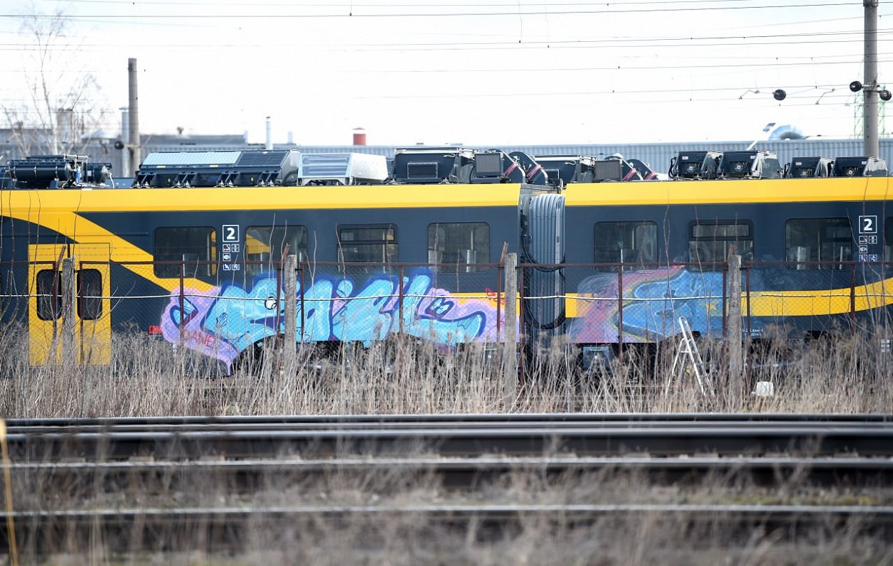 Rīgā, Vagonu depo, ar grafiti apzīmētais viens jaunais elektrovilciens.