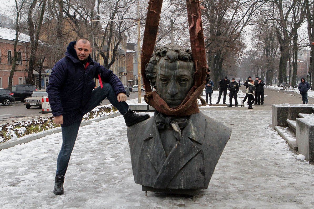 Ukrainas pilsētā Dnipro demontēts krievu dzejnieka Aleksandra Puškina piemineklis