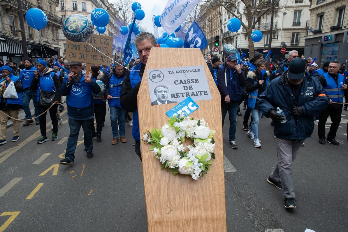 Francijas protesta akcijas dalībnieki ar improvizētu zārku, vēršoties pret prasību strādāt līdz 64 g...
