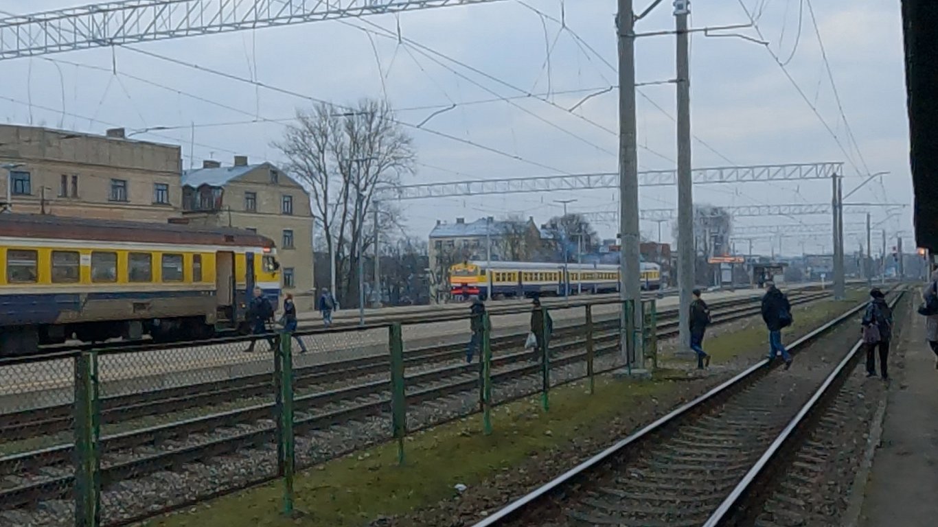 Īsais laiks starp vilcienu reisiem liek pasažieriem Rīgas centrālajā stacijā bīstami šķērsot sliedes