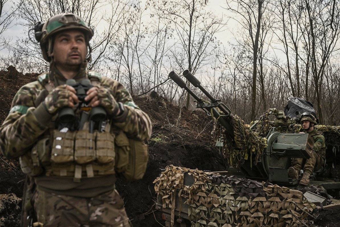 Ukrainas armijas karavīri pozīcijās pie Bahmutas
