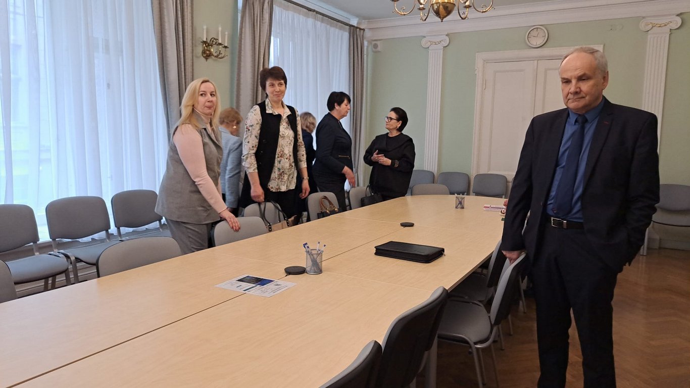 Tikšanās ar valsts ģimnāziju pārstāvjiem pie ministres Andas Čakšas
