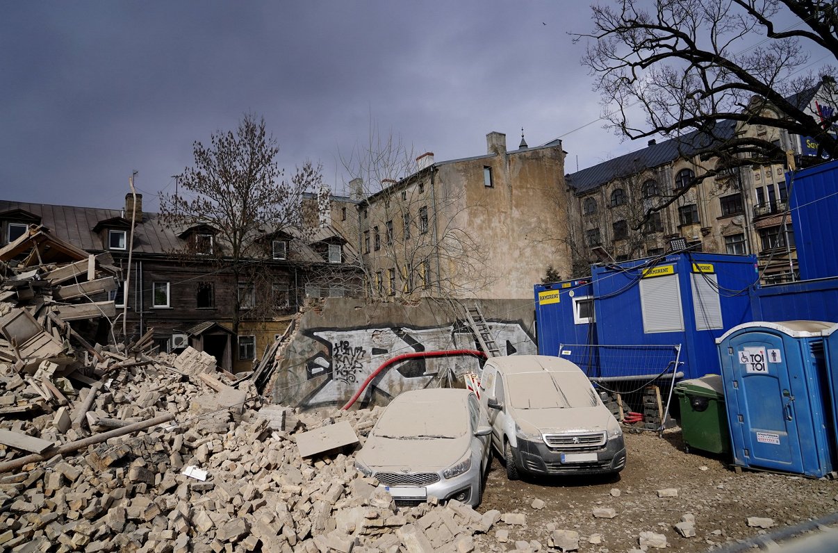 Rīgas centrā būvlaukumā sagruvusi neapdzīvota piecstāvu ēka 30.03.2023