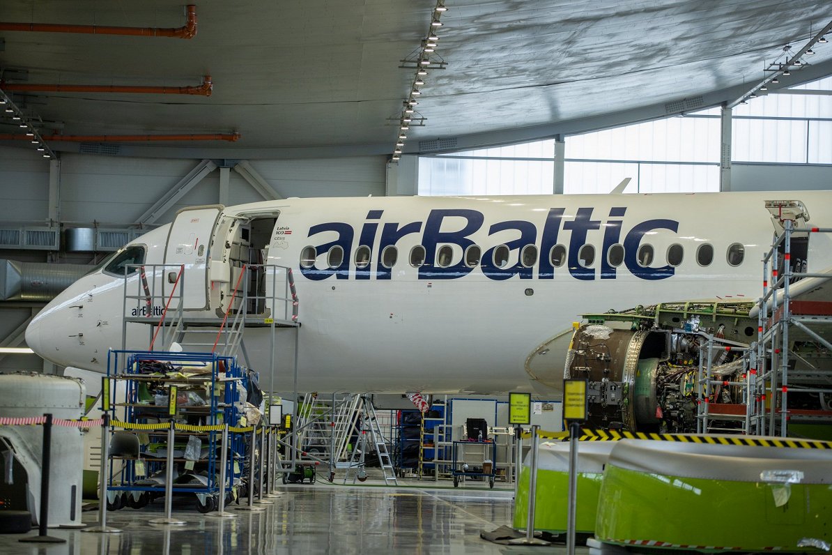 &quot;airBaltic&quot; A220-300 lidmašīnas apkope Rīgas lidostā