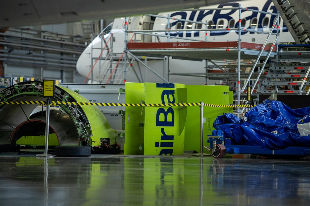 &quot;airBaltic&quot; A220-300 lidmašīnas apkope Rīgas lidostā