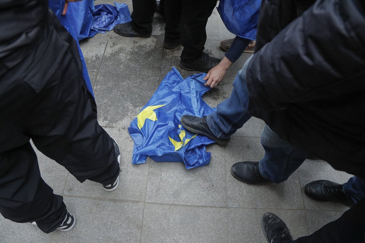 Gruzijā prokrieviskie protestētāji mīda ar kājām Eiropas Savienības karogu