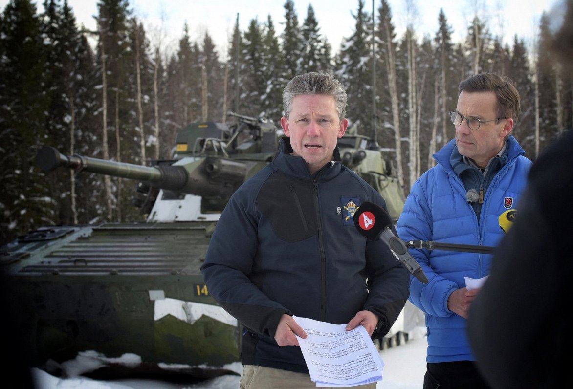 Zviedrijas aizsardzības ministrs Pols Jonsons (no kreisās) ar premjeru Ulfu Kristersonu
