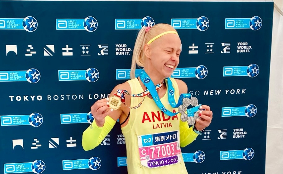 Анда Валтере после финиша марафона в Токио