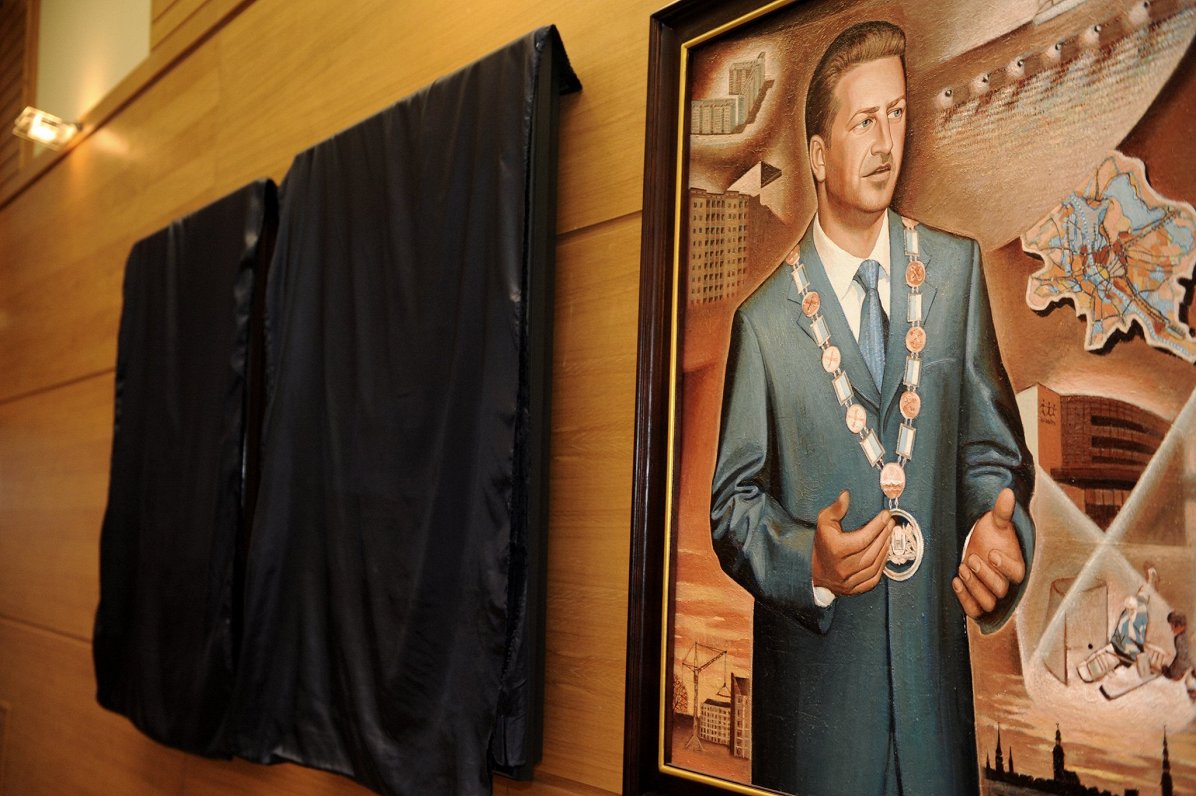 Портрет бывшего мэра Риги Гундара Боярса в портретной галерее Рижской думы