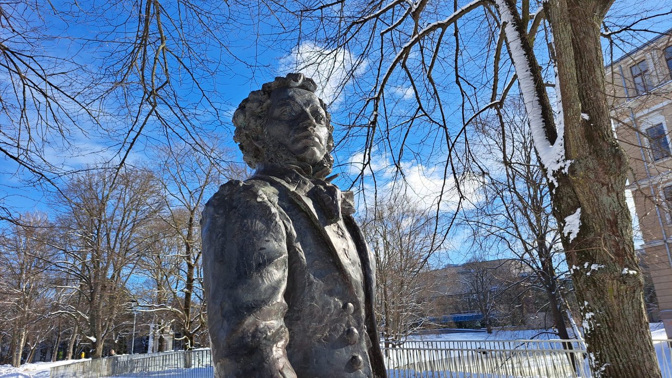 Памятник Александру Пушкину в Риге. Иллюстрация