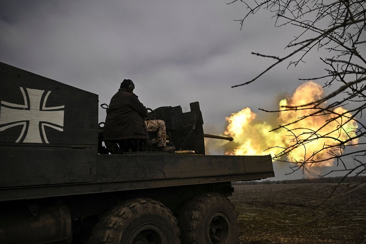 Огонь из зенитной автоматической пушки по наземным целям. Украина, близ Бахмута, Донецкая область, 2...