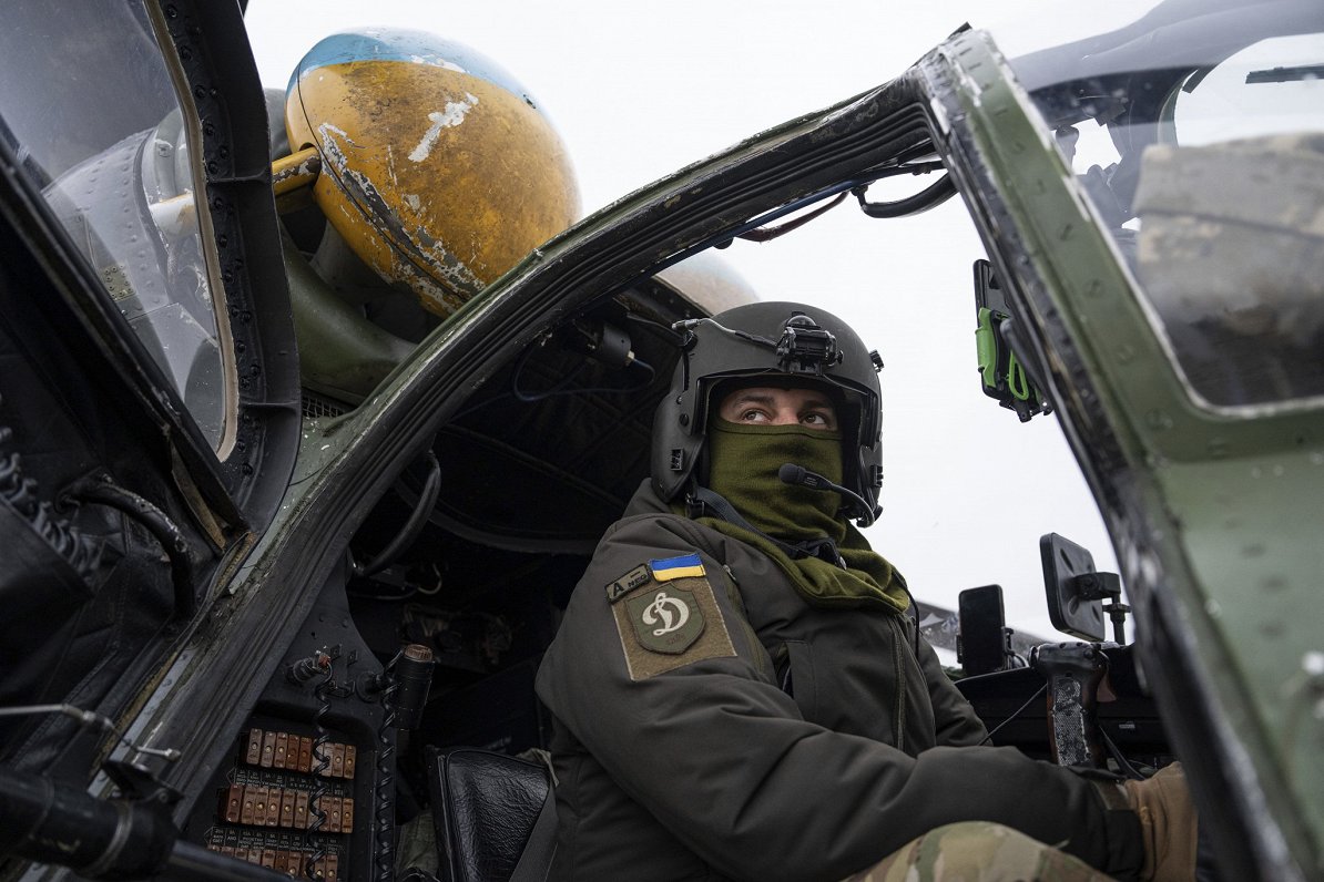Пилот вертолета Ми-24 перед вылетом. Украина, Донецкая область, 26.03.2023