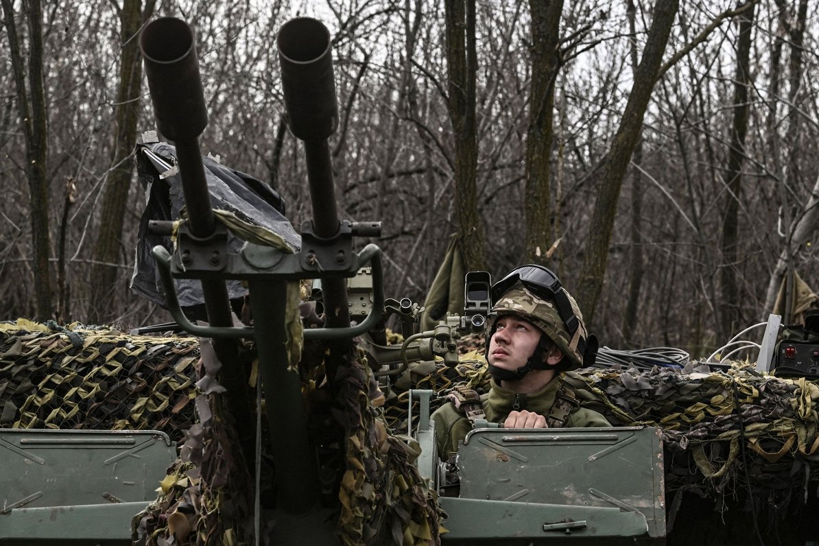 Солдат ВСУ в поисках цели. Украина, возле Бахмута, Донецкая область. Снимок сделан 24.03.2023