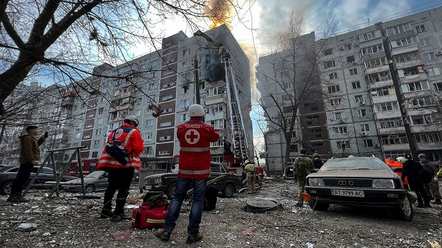 Ukrainas pilsētā Zaporižjā raķetes trāpījušas daudzdzīvokļu mājās, cietuši 32 cilvēki