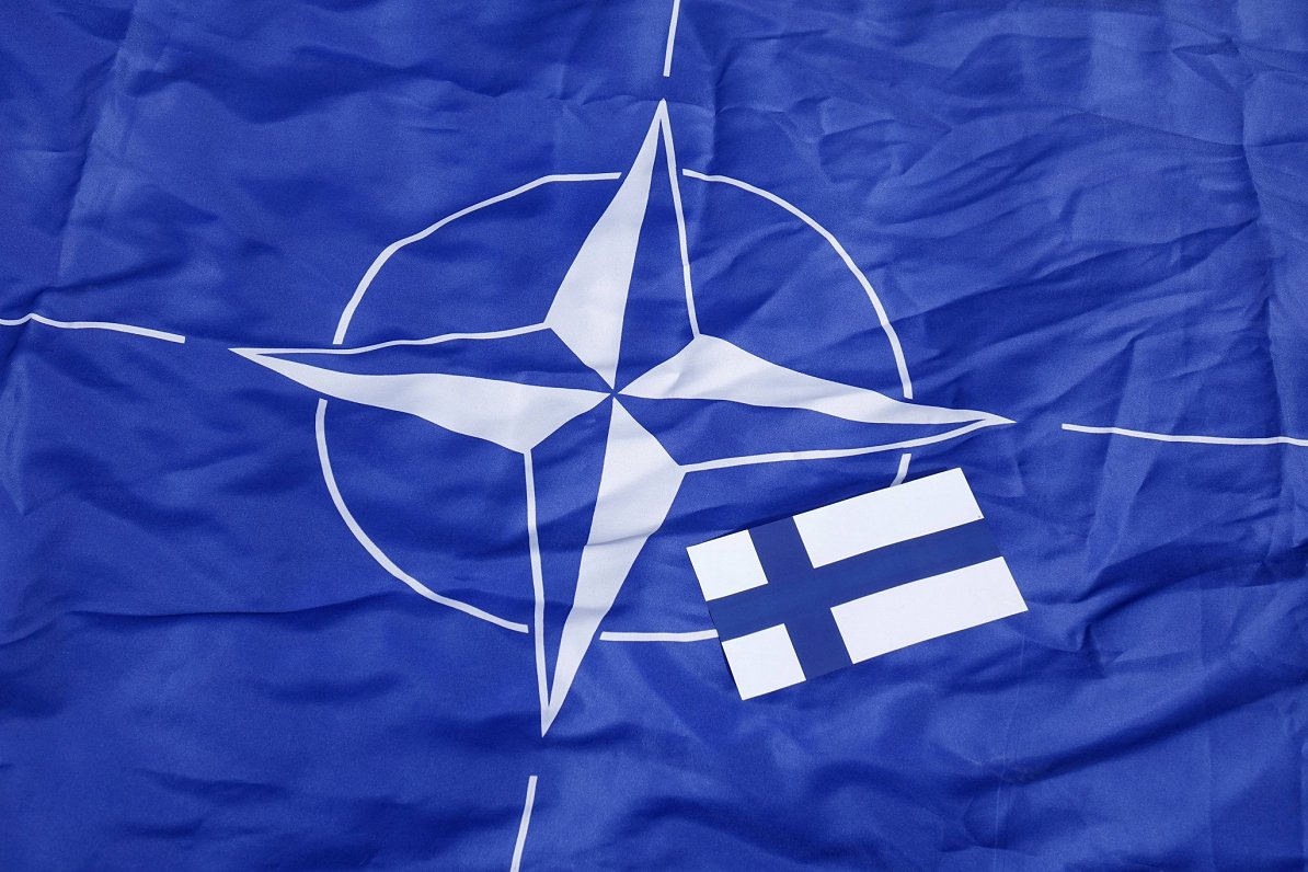 NATO un Somijas karogi. 4. aprīlī Somija oficiāli kļūs par Ziemeļatlantijas alianses 31. dalībvalsti