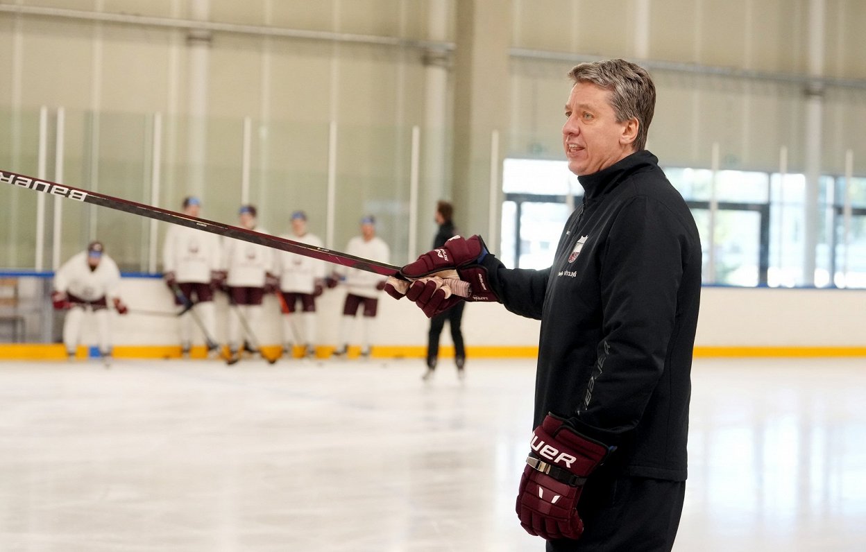 Latvijas hokeja izlases galvenais treneris Harijs Vitoliņš vada treniņu
