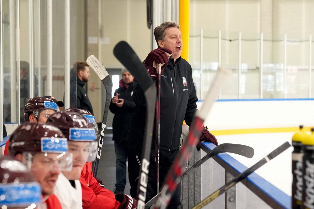 Galvenais treneris Harijs Vītoliņš vada Latvijas hokeja izlases treniņu