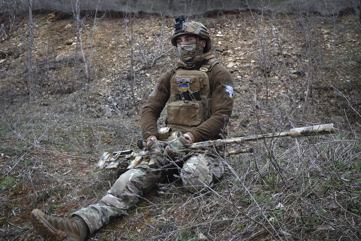 Ukrainas armijas karavīrs atpūtas brīdī