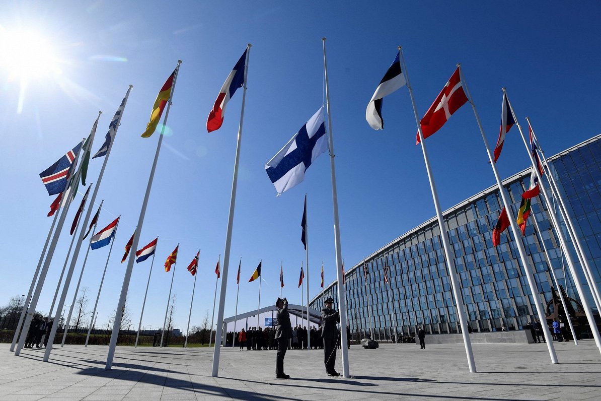 Флаг Финляндии поднимают перед штаб-квартирой НАТО в Брюсселе. 04.04.2023