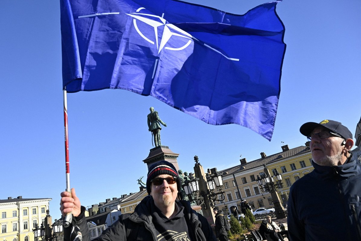 Somijas galvaspilsētā Helsinkos cilvēki svin Somijas uzņemšanu NATO, 2023. gada aprīlī