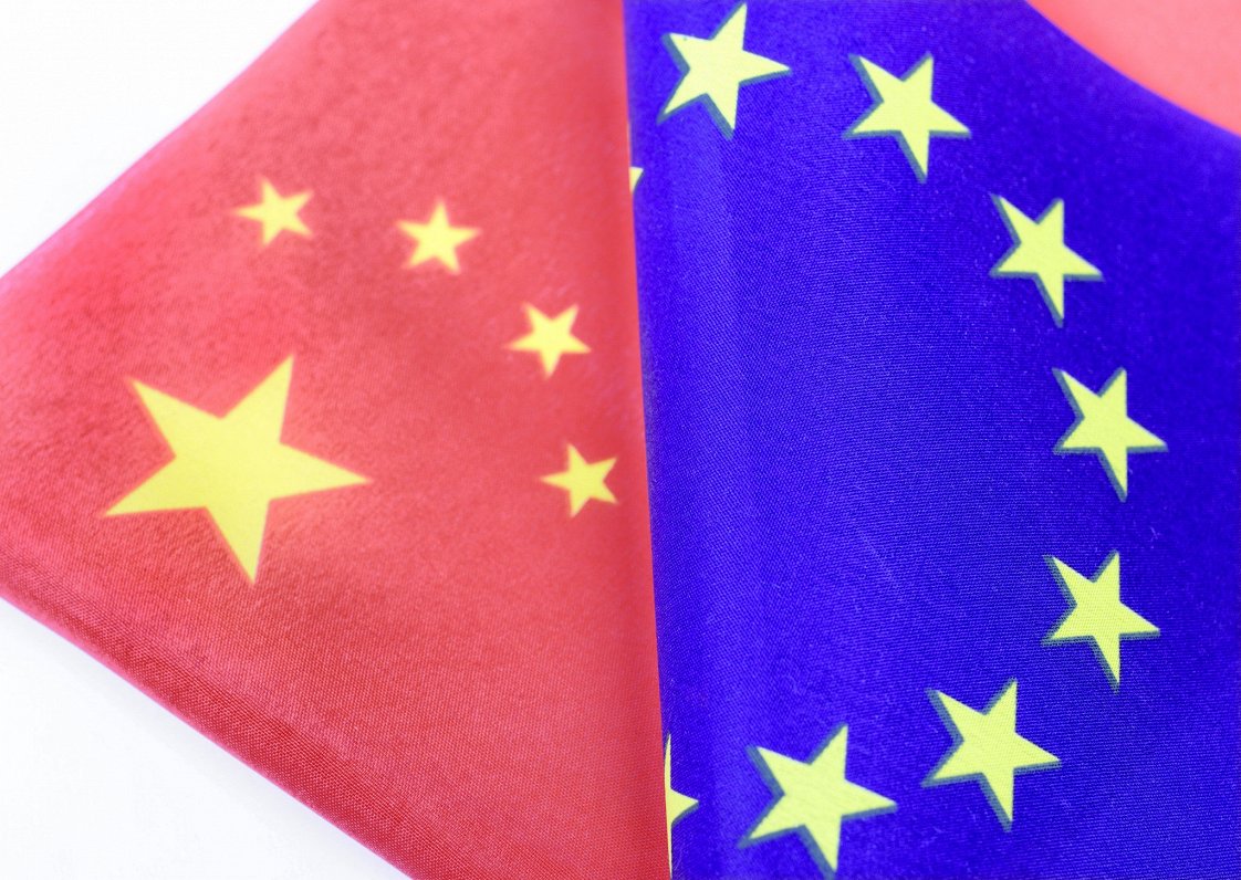 Ķīnas un Eiropas Savienības karogi