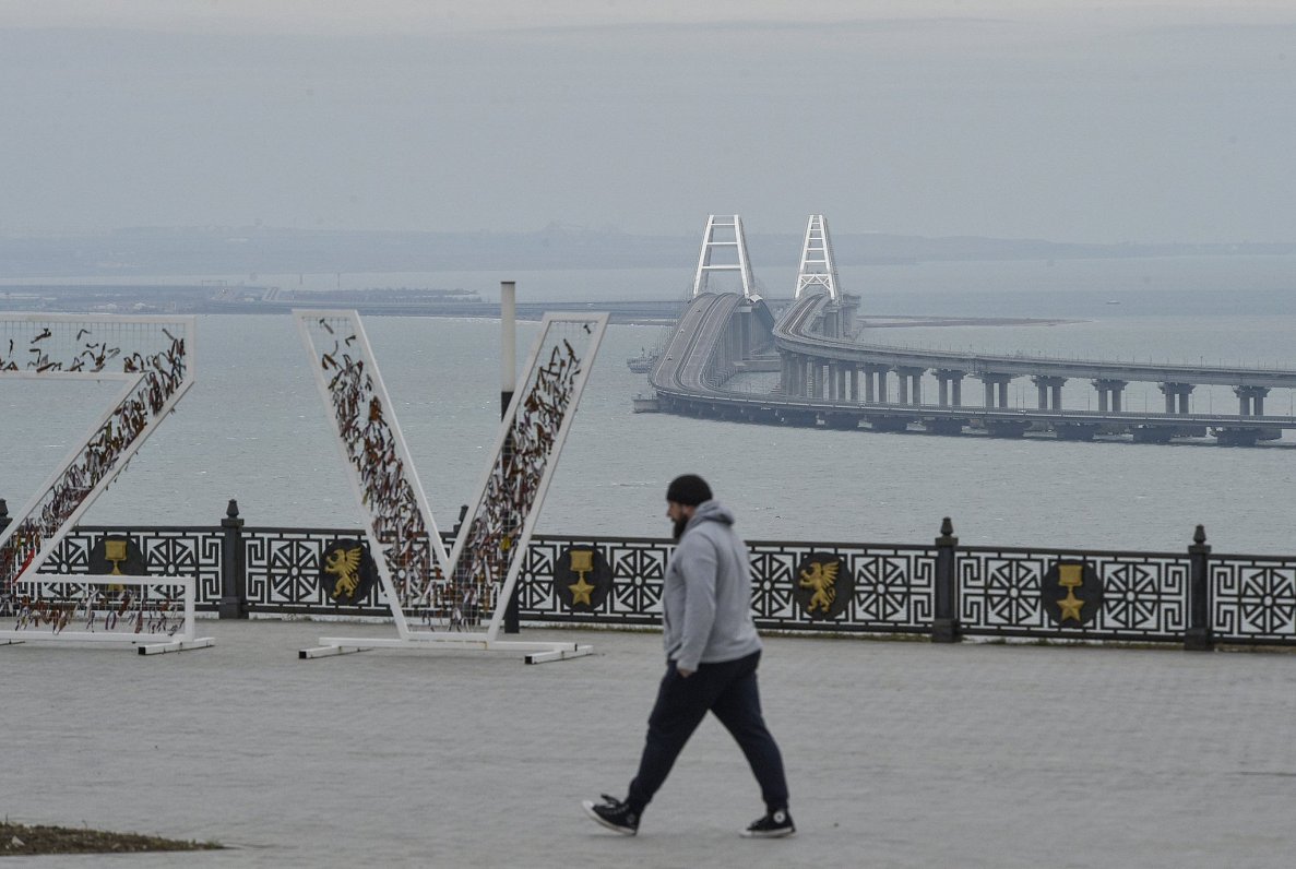 Skats uz tiltu, kas Krieviju savieno ar okupēto Krimas pussalu