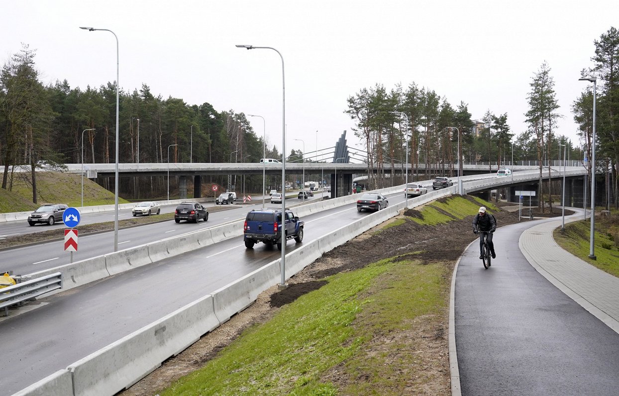 FOTO. Rīgā atklāj Sarkandaugavas pārvadu; pašvaldība sola uzlabojumus satiksmē