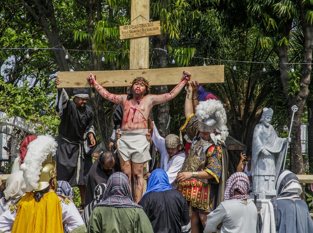 Lielās Piektdienas krustā sišanas rituāls Filipīnās 2023. gada 7. aprīlī.
