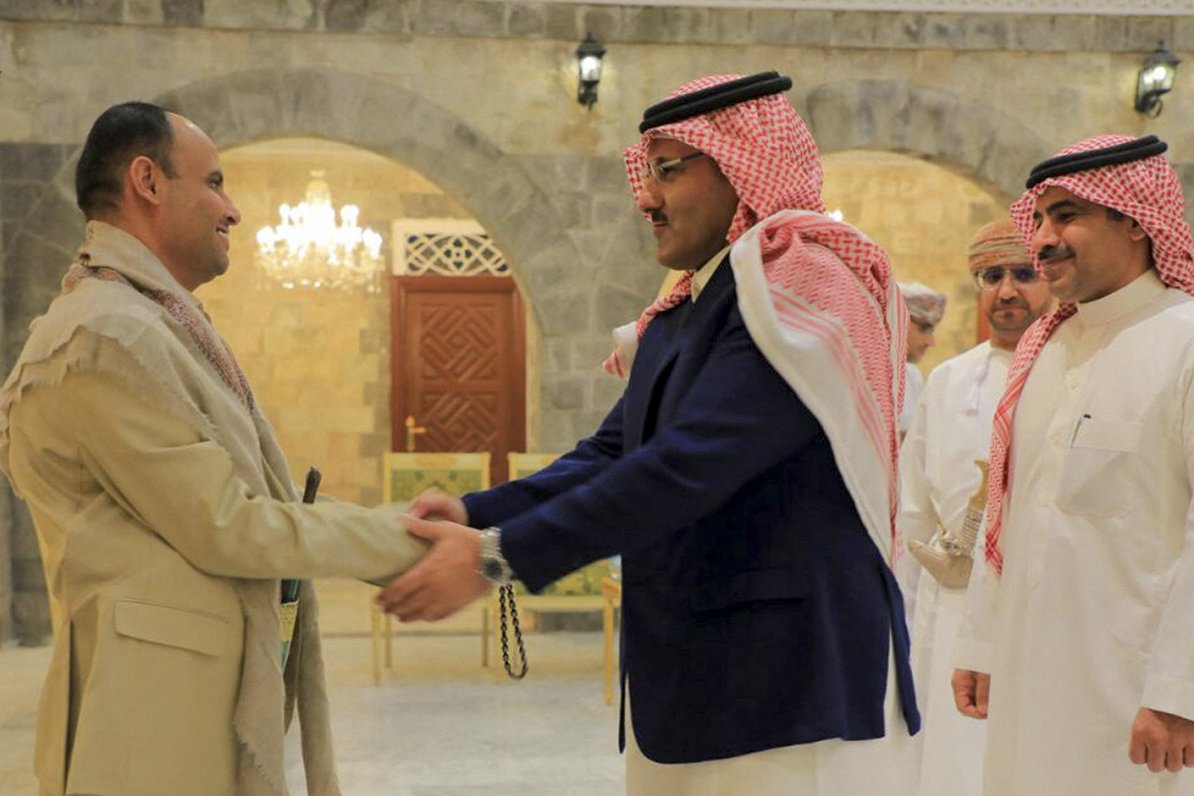 No kreisās Jemenas hutiešu Augstākās politiskās padomes līderis Mahdi Al-Mašatu sagaida Saūda Arābij...