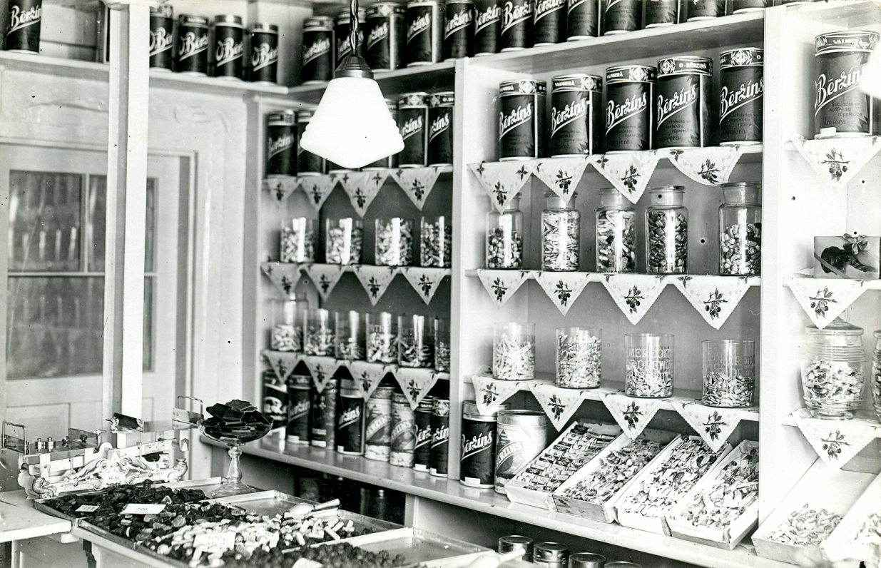 KO IZVĒLĒTIES? Oskara Bērziņa konfekšu veikala iekšskats ap 1935. gadu
