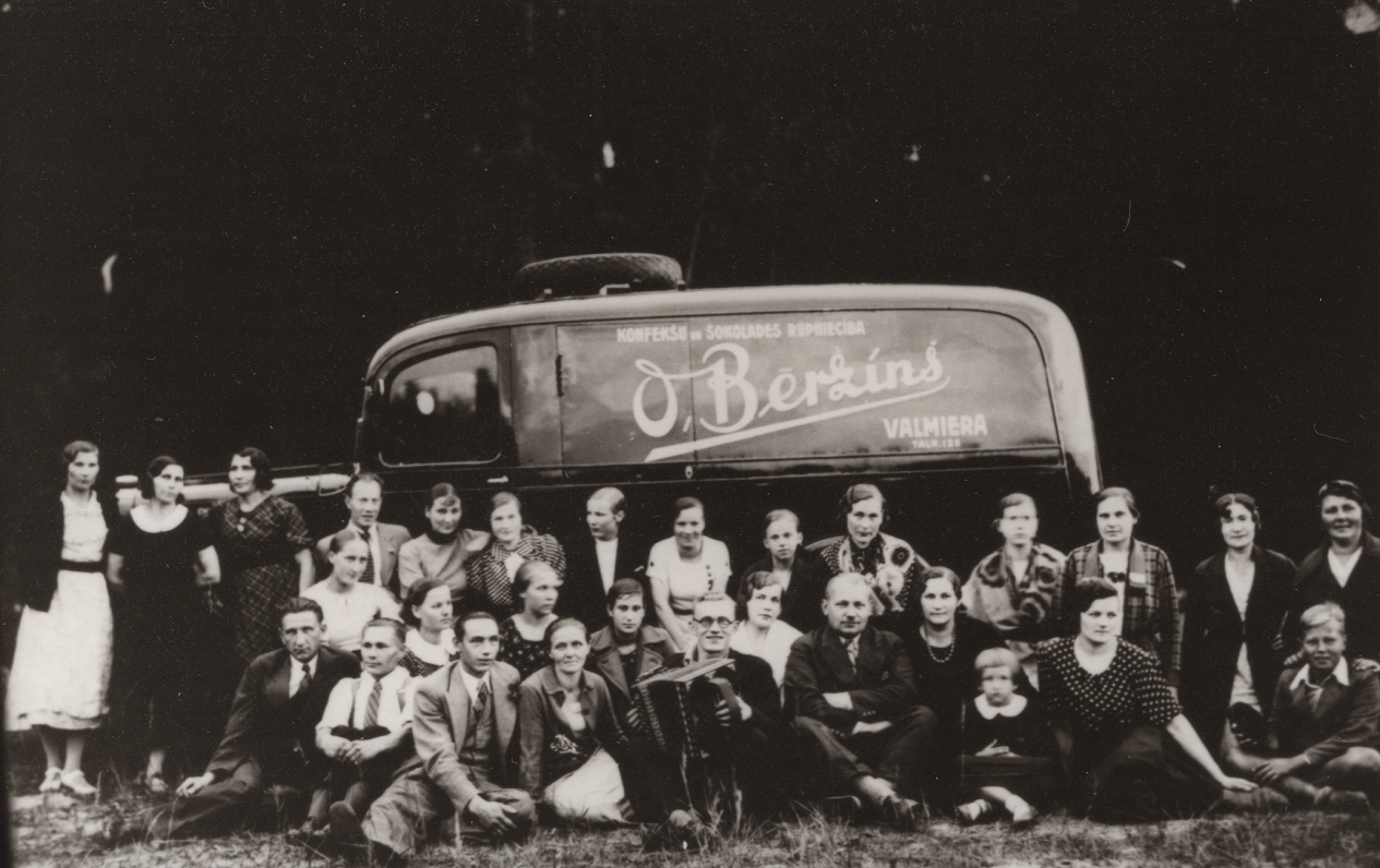 Oskars Bērziņš izbraukumā ar saviem darbiniekiem 1936. gada vasarā