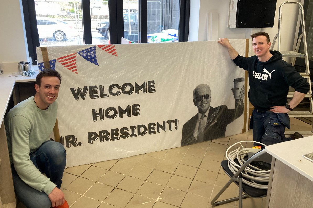 Īru brāļi sagatavojuši plakātu ar tekstu &quot;Laipni lūdzam mājās, prezidenta kungs!&quot;. ASV pre...