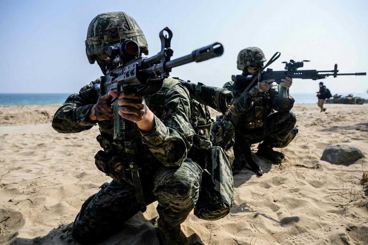 Dienvidkorejas karavīri kopīgo mācību laikā ar ASV karavīriem