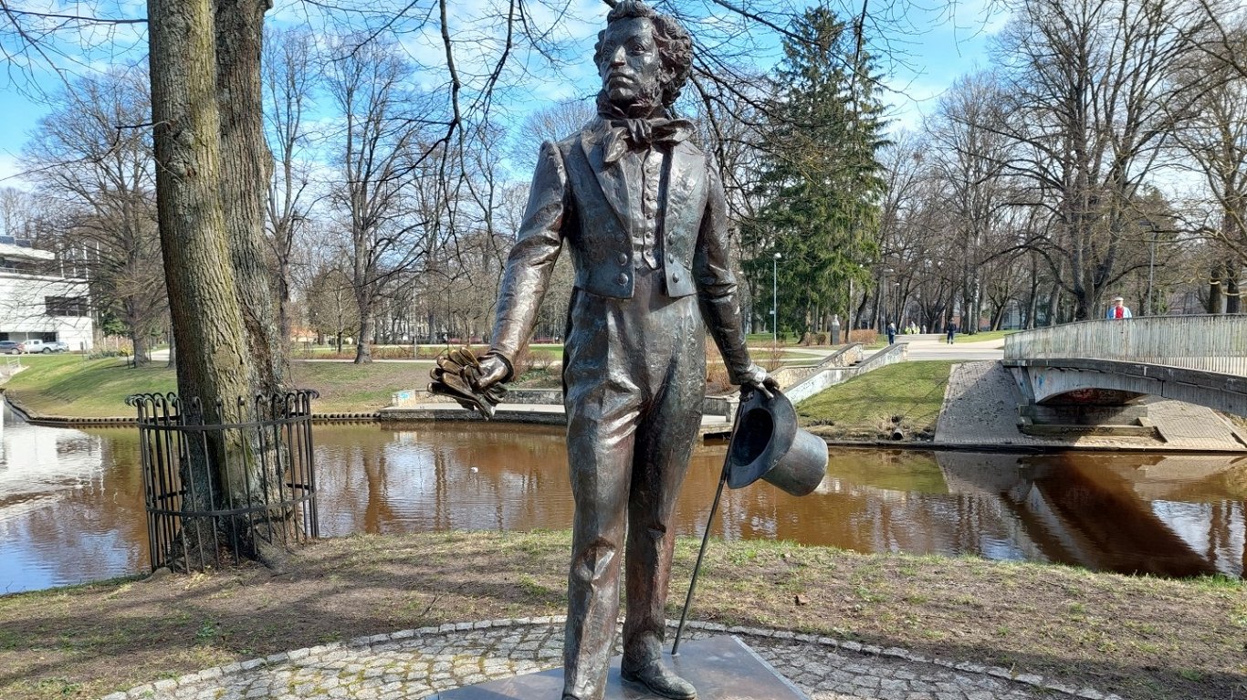 Piemineklis Aleksandram Puškinam Kronvalda parkā