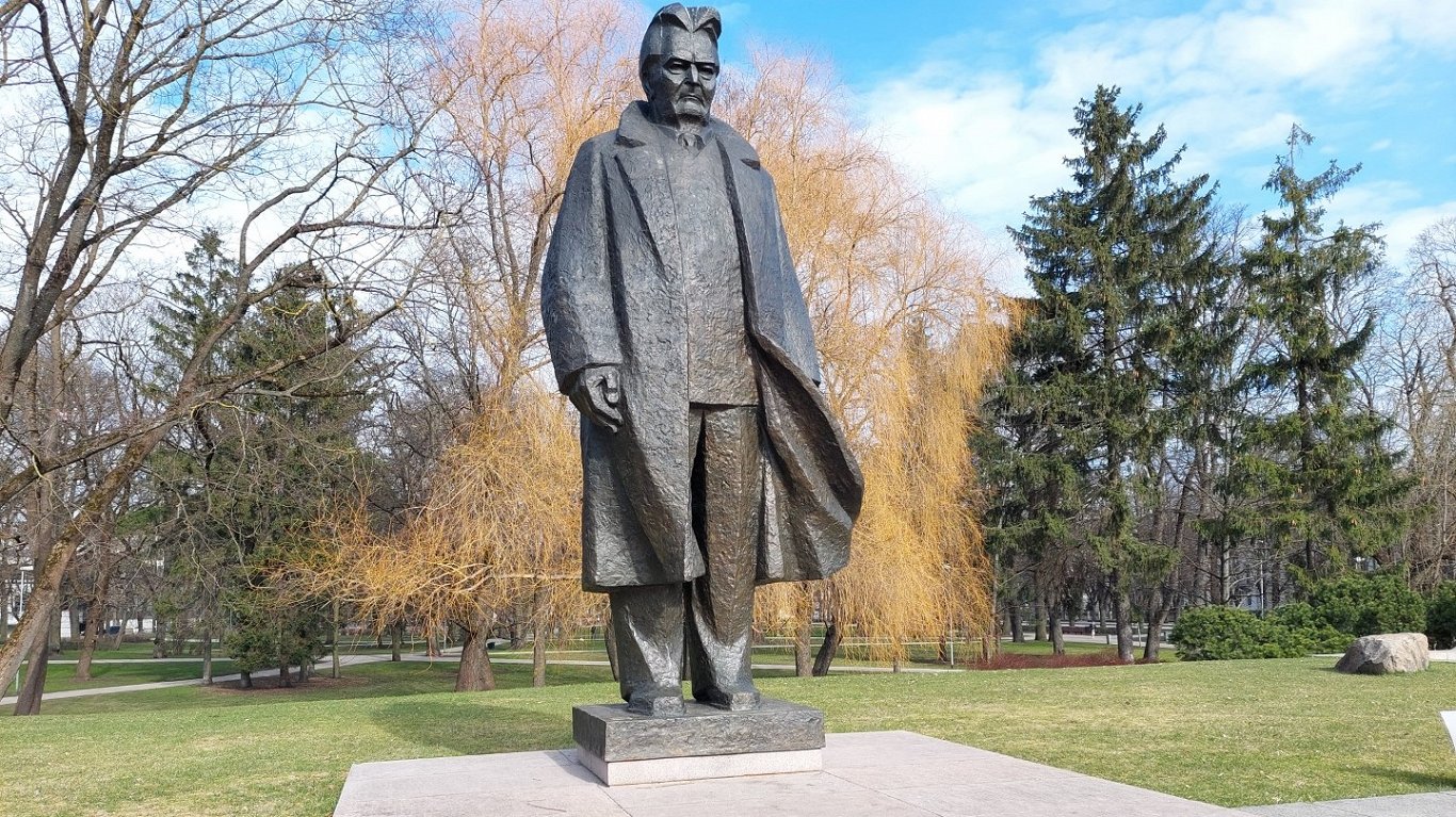 Памятник писателю Андрею Упитсу.