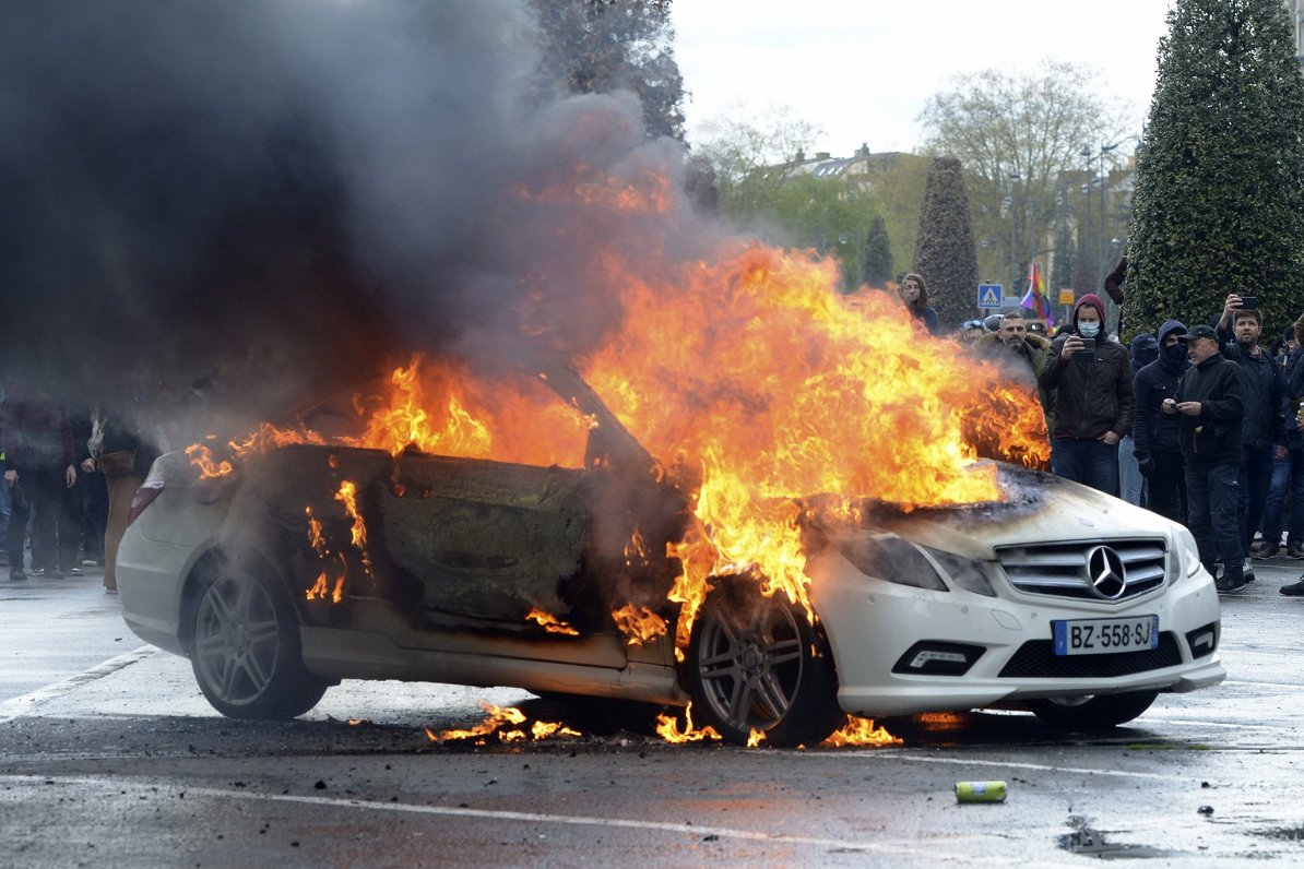 Francijas pilsētā Rennā nemiernieki aizdedzinājuši automašīnu