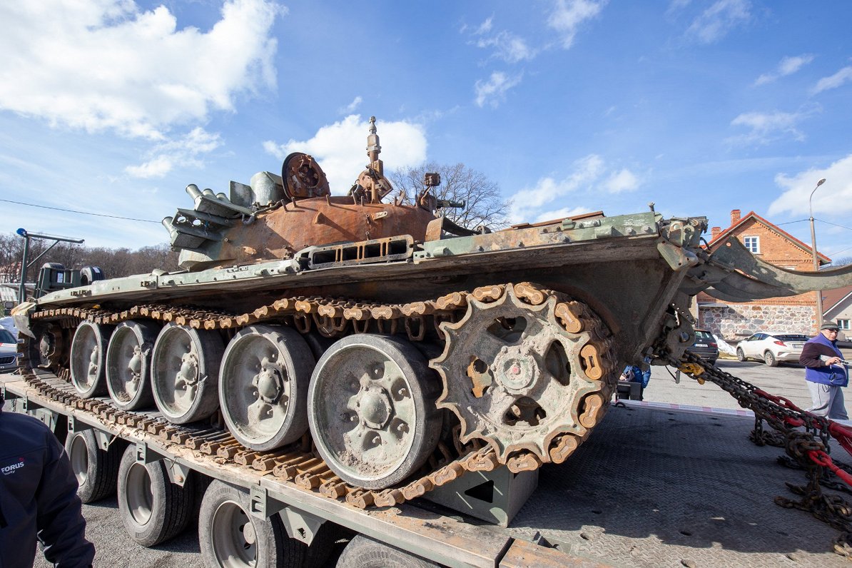 Iznīcināts Krievijas armijas tanks T-72