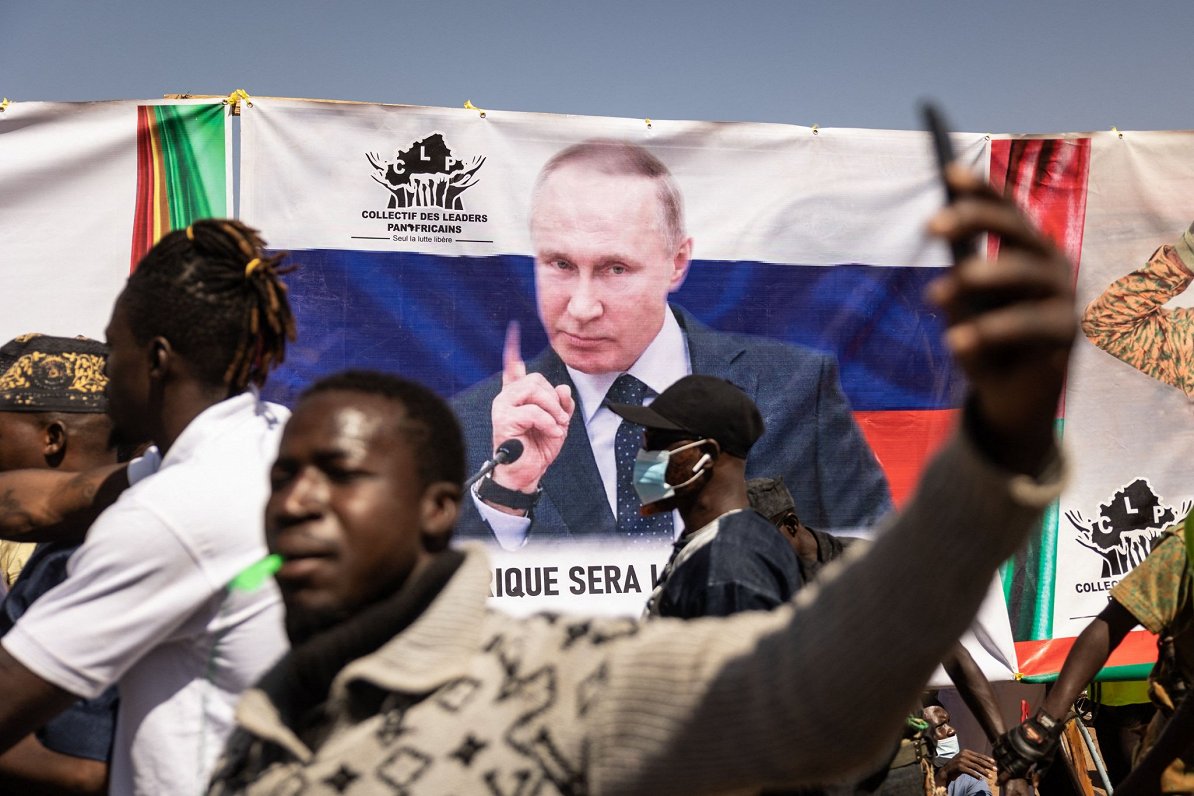 Burkinafaso valdības atbalstītāji ar Krievijas prezidenta Vladimira Putina plakātu fonā pieprasa Fra...