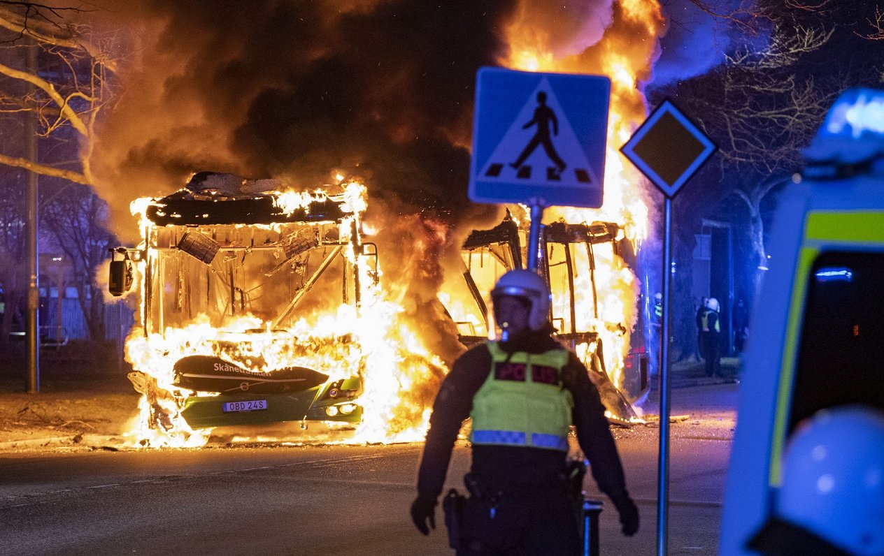 Nemieru laikā aizdedzināts autobuss Zviedrijas pilsētā Malmē