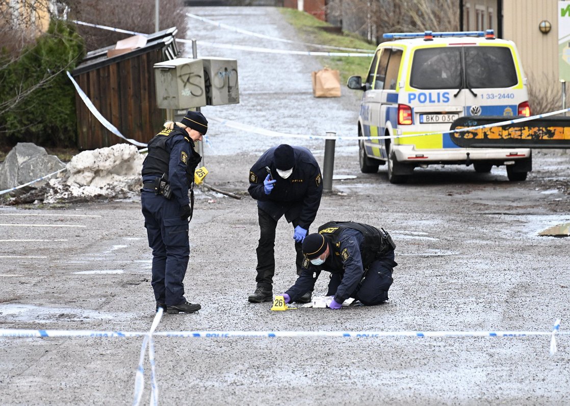 Zviedrijas policisti pārmeklē nozieguma vietu