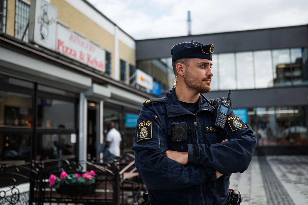 Zviedrijas policists patrulē pilsētas centrā