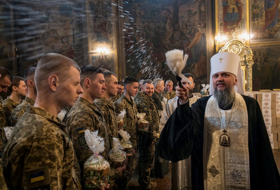 Kijivā pareizticīgo garīdznieks svētī Ukrainas armijas karavīrus