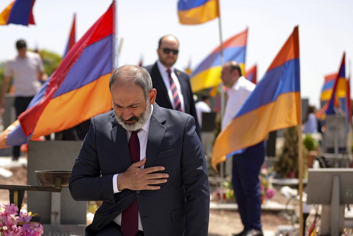 Armēnijas premjers Nikols Pašinjans apmeklē Kalnu Karabahas karā kritušo karavīru kapsētu
