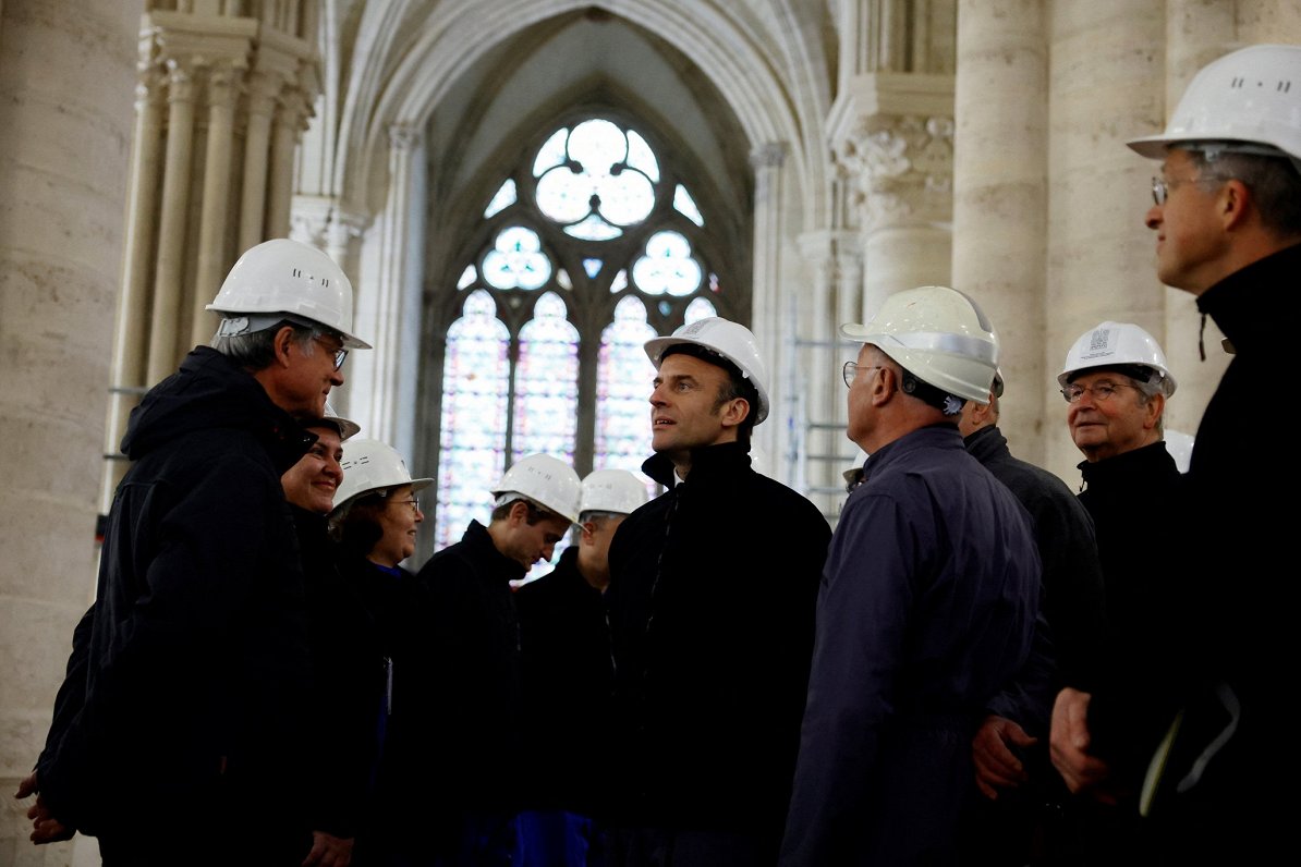 Francijas prezidents Emanuels Makrons apmeklējis Parīzes Dievmātes katedrāli, kur turpinās atjaunoša...