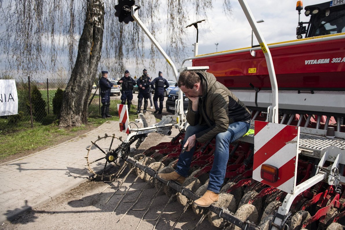 Poļu lauksaimnieks protestē pret Ukrainas graudu importu, 12.04.2023.