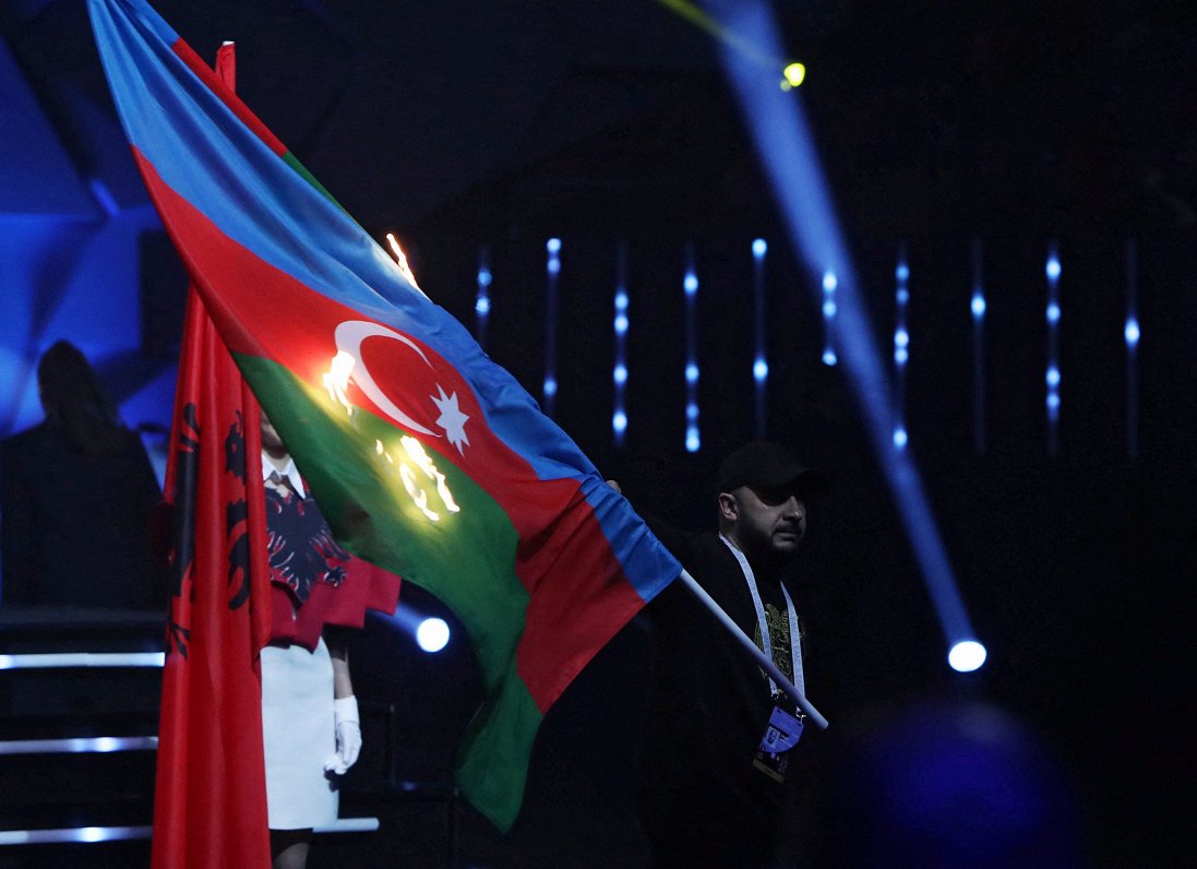 Eiropas čempionāta svarcelšanā atklāšanā Erevānā aizdedzina Azerbaidžānas karogu