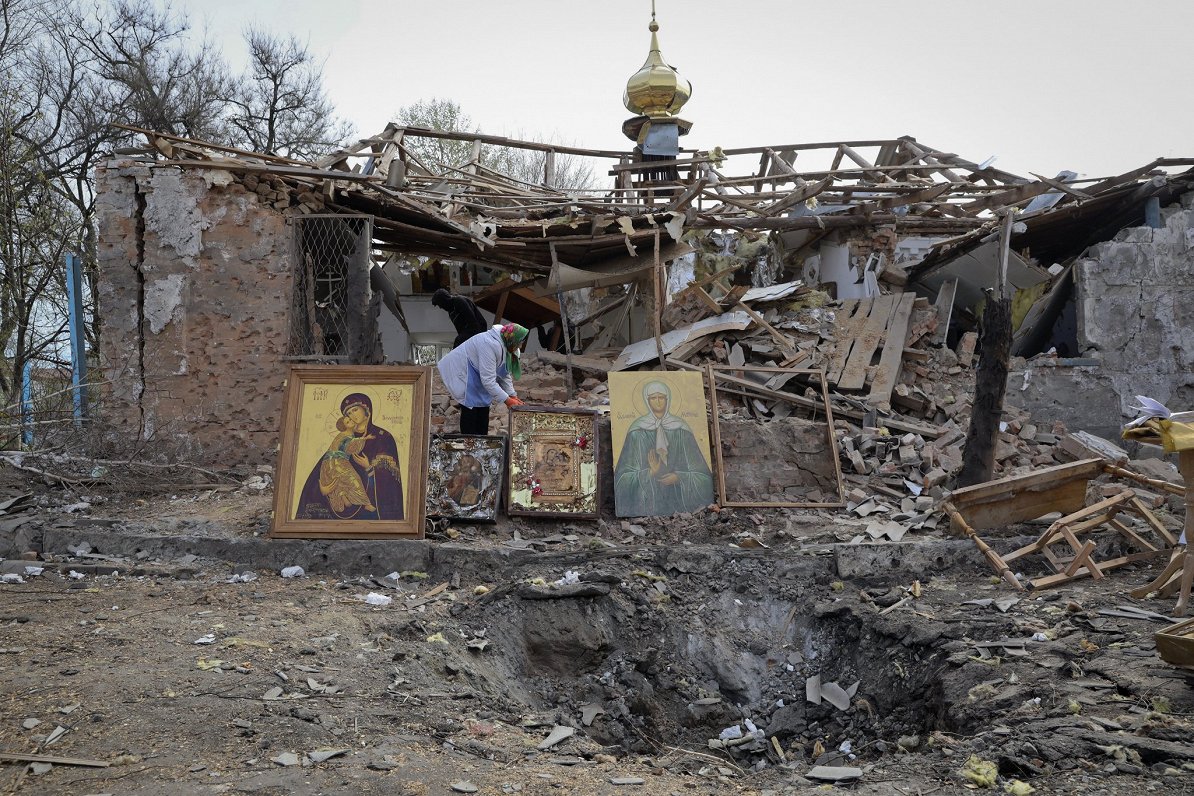 Cilvēki glābj ikonas no Krievijas raķešu sagrautās baznīcas Komišuvahā, 16.04.2023.